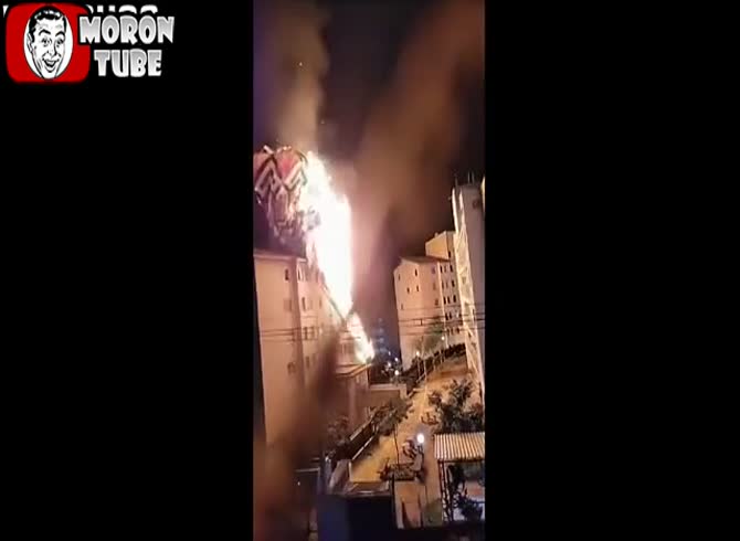 Video :In Brazil, a blazing hot-air balloon strikes a structure